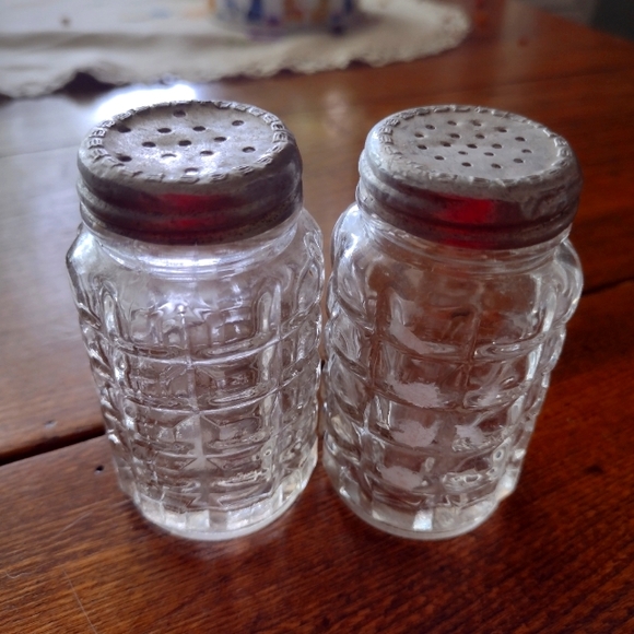Vintage glass salt and pepper shakers. - Picture 1 of 1